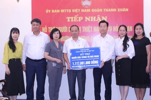 Đây là lần thứ 2, đại diện quận Ba Đình trao ủng hộ gửi đến gia đình nạn nhân vụ hỏa hoạn.