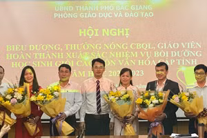 Ông Đỗ Văn Quý - Trưởng phòng GD&ĐT TP Bắc Giang biểu dương, thưởng nóng CBQL, giáo viên hoàn thành xuất sắc.
