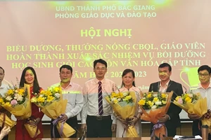 Ông Đỗ Văn Quý - Trưởng phòng GD&ĐT TP Bắc Giang biểu dương, thưởng nóng CBQL, giáo viên hoàn thành xuất sắc.