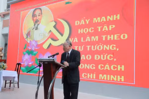 GS.TS Hoàng Chí Bảo nói chuyện với học sinh trường THCS Nguyễn Công Trứ.