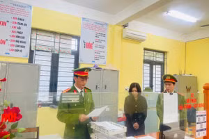 Cơ quan điều tra tiến hành khám xét nơi làm việc của đối tượng Hằng.