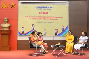 Giáo viên chia sẻ kinh nghiệm áp dụng dự án trường học hạnh phúc sau khi được tập huấn.