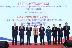 Lễ trao cờ đăng cai Hội nghị hợp tác giữa các địa phương Việt Nam - Pháp lần thứ 13.