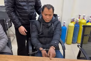 Đối tượng Trần Văn Hưng tại cơ quan công an.