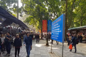 Du khách đến với chùa Hương sáng 25/1.