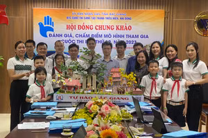 Nhóm tác giả lớp 3A2 và thầy cô chụp ảnh lưu niệm tại cuộc thi. 