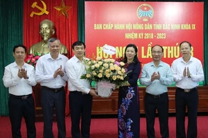 Lãnh đạo tỉnh Bắc Ninh tặng hoa chúc mừng tân Chủ tịch Hội Nông dân tỉnh Bắc Ninh - Nguyễn Thị Lệ Tuyết.