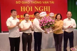 Chủ tịch UBND tỉnh Bắc Ninh - Nguyễn Hương Giang tặng hoa chúc mừng tân Giám đốc Sở GTVT - Nguyễn Minh Hiếu. (Ảnh TL)