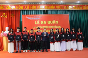 Phó Chủ tịch Thường trực UBND tỉnh Bắc Giang - Mai Sơn động viên, khích lệ các em học sinh trước kỳ thi.