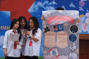 Học sinh trường THPT Hoàng Long sáng tạo với những sản phẩm STEM. 