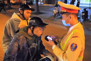 CSGT kiểm tra nồng độ cồn lái xe.