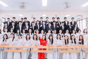 Lớp 9A9 và cô giáo chủ nhiệm Lê Thị Kim Phượng với tỉ lệ đỗ công lập là 98,1%.