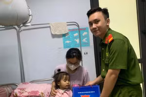 Đại diện Đoàn Thanh niên Công an huyện Thường Tín đến thăm và tặng quà cho bệnh nhi. 