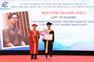 PGS.TS Vũ Đình Ngọ trao hoa và bằng tốt nghiệp cho thủ khoa tốt nghiệp trường.
