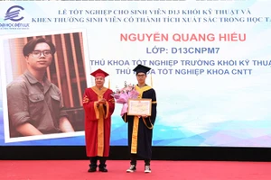 PGS.TS Vũ Đình Ngọ trao hoa và bằng tốt nghiệp cho thủ khoa tốt nghiệp trường.