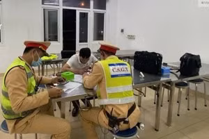 CSGT lapaj biên bản xử phạt lái xe vi phạm.