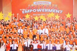 Phó Chủ tịch Thường trực UBND tỉnh Bắc Giang - Mai Sơn chụp ảnh lưu niệm với tập thể cán bộ, giáo viên, học sinh Trường FPT Bắc Giang.