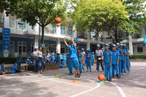 Giáo dục thể chất dịp hè cho học sinh trường Tiểu học Phúc Diễn.