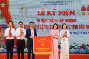 Chủ tịch UBND tỉnh Bắc Ninh Nguyễn Hương Giang trao Cờ thi đua cho Trường THPT Lương Tài.