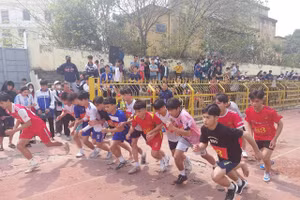 Học sinh tham dự giải Điền kinh.