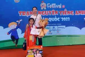 Em Cao Ngọc Khánh Linh và mẹ tại “Festival Trạng Nguyên Tiếng Anh toàn quốc” năm 2023.