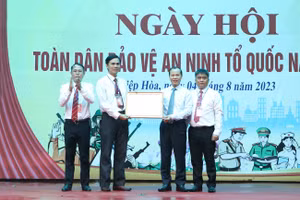 Ông Mai Sơn, Phó Chủ tịch Thường trực UBND tỉnh Bắc Giang (thứ 2 từ phải sang trái) trao Bằng khen của Chủ tịch UBND tỉnh cho tập thể Trường THPT Hiệp Hòa số 2.