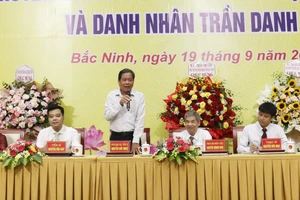 Chủ trì hội thảo khoa học.