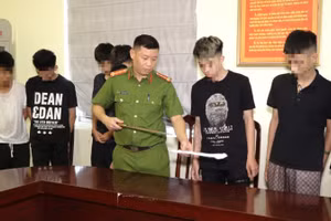 Nhóm thanh, thiếu niên tại cơ quan công an.