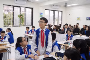 Học sinh sôi nổi phát biểu xây dựng bài và trao đổi với giáo viên.