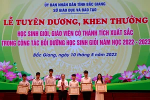 Ông Mai Sơn - Phó Chủ tịch Thường trực UBND tỉnh Bắc Giang trao khen thưởng cho học sinh xuất sắc.