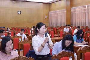 Nhà báo Thu Phong tác nghiệp tại một sự kiện của tỉnh Bắc Giang.