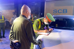 Cảnh sát lập biên bản bãi trông giữ xe vi phạm.