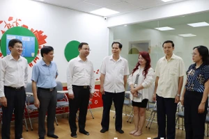 Đoàn giám sát tại Trung tâm Anh ngữ quốc tế Apollo.