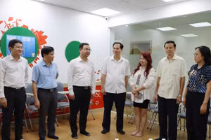 Đoàn giám sát tại Trung tâm Anh ngữ quốc tế Apollo.