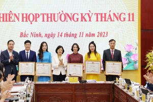 Chủ tịch UBND tỉnh Bắc Ninh - Nguyễn Hương Giang trao Bằng khen cho các giáo viên.