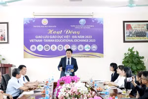 PGS.TS Nguyễn Văn Hòa - Hiệu trưởng trường Đại học Kinh Bắc chia sẻ tại buổi gặp gỡ.