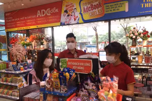 Việc đeo khẩu trang được nhân viên và khách hàng tại Trung tâm Sách và Thiết bị Giáo dục ADCBook thực hiện.