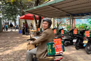 Thầy Nguyễn Ngọc Hân - giáo viên Toán (trường THCS Giảng Võ) vui mừng với phần quà trên xe.