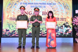 Thiếu tướng Nguyễn Thanh Tùng - Phó Giám đốc Công an TP Hà Nội trao khen thưởng cho cá nhân.