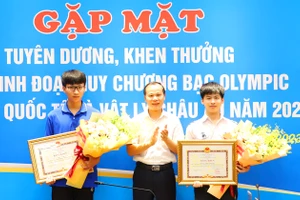 Ông Mai Sơn - Phó Chủ tịch Thường trực UBND tỉnh Bắc Giang trao Bằng khen của Chủ tịch UBND tỉnh và tiền thưởng cho hai em Giáp Vũ Sơn Hà, Trương Phi Hùng (Ảnh BGG).