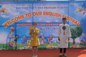 Học sinh tranh tài phần thi Olympic tiếng Anh.