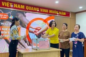 Cán bộ, giáo viên Trường THCS Thành Công ủng hộ giúp đỡ các gia đình bị ảnh hưởng bởi vụ cháy.