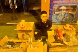 Nam thanh niên cùng tang vật bị thu giữ.