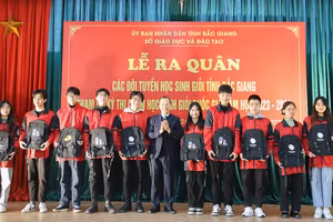 Ông Mai Sơn - Phó Chủ tịch Thường trực UBND tỉnh Bắc Giang tặng quà cho các em học sinh đại diện cho 11 đội tuyển. Ảnh: BGP.