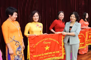 Chủ tịch UBND tỉnh Bắc Ninh - Nguyễn Hương Giang trao cờ thi đua cho các tập thể.