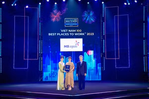 Bà Trần Thị An Phương- Giám đốc Nhân sự MB Ageas Life nhận giải “Nơi làm việc tốt nhất Việt nam năm 2023”
