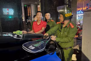 Cơ quan chức năng phát hiện số dao sắc nhọn trong túi đựng vợt cầu lông.