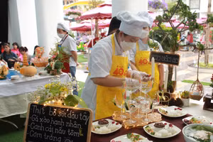 Phần thi biến món ăn đến của trường Mầm non Chu Văn An. 