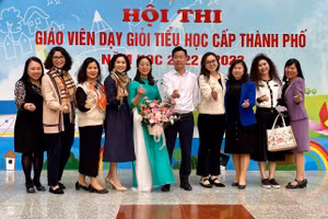 Trưởng phòng GD&ĐT quận Ba Đình -Lê Đức Thuận chúc mừng cô giáo trường Tiểu học Kim Đồng tại kỳ thi cấp thành phố. 