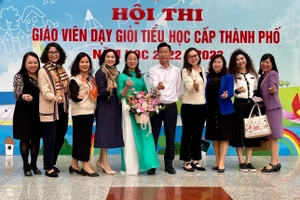 Trưởng phòng GD&ĐT quận Ba Đình -Lê Đức Thuận chúc mừng cô giáo trường Tiểu học Kim Đồng tại kỳ thi cấp thành phố. 